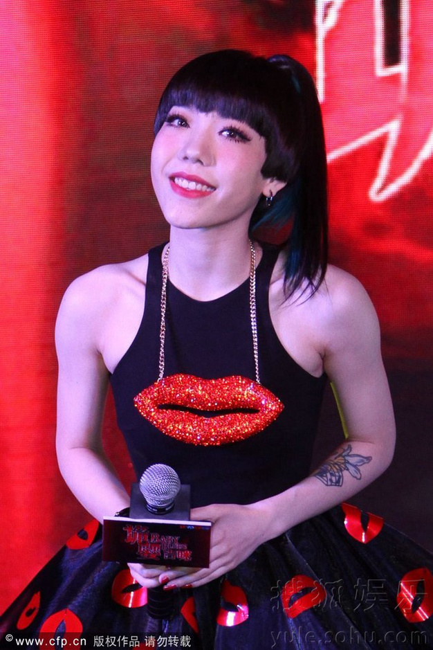 吴莫愁穿齐臀裙险<em>露底</em> 秀手臂纹身表情夸张55