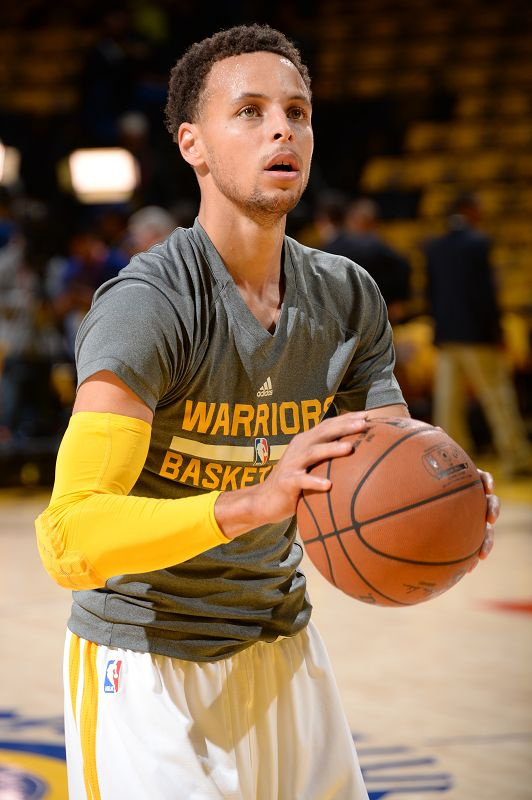 高清:西决第五场勇士赛前训练 库里戴护臂投篮