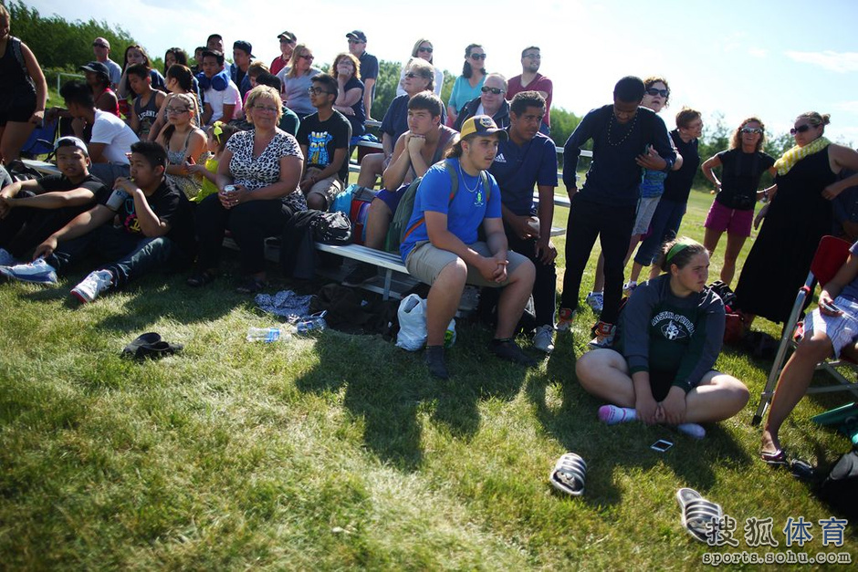 搜狐探访加拿大校园足球 高中女生有板有眼(图