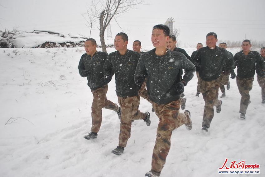 解放军驻辽东特种兵 风雪天赤膊训练