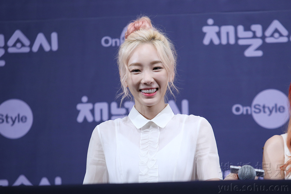 <em>少女时代团综</em>举行发布会 成员拍照搞怪可爱(组
