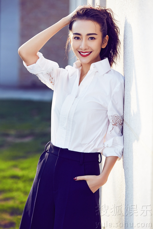 王鸥封面大片曝光 穿条纹<em>西装</em>男友力MAX-广西