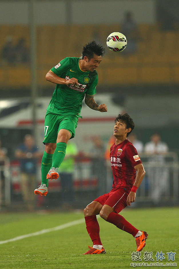高清图:国安0-0战平上港 杨智神勇扑点激情怒吼