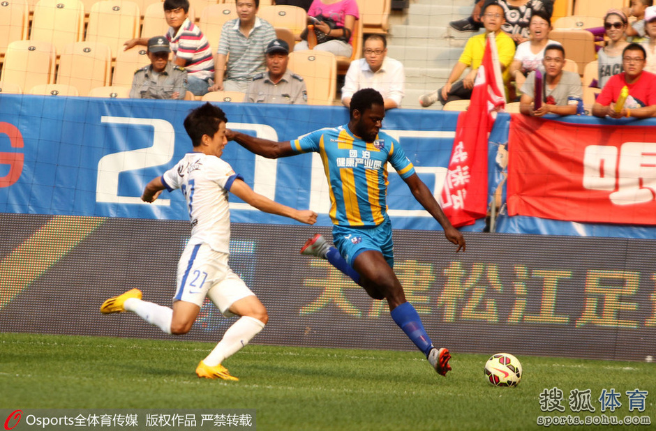 高清:松江主场1-0毅腾 张烁破门兴奋腾空庆祝