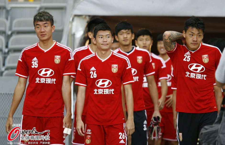 国足踩场:郜林独自深沉 队员遭钻裆惩罚(组图)