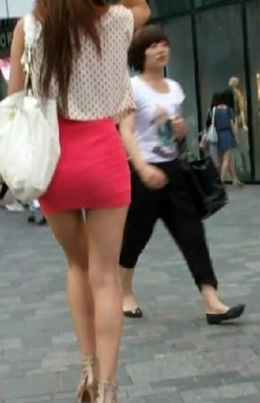 夏日街拍<em>穿超短裙</em>露长腿的美女们5302266-女