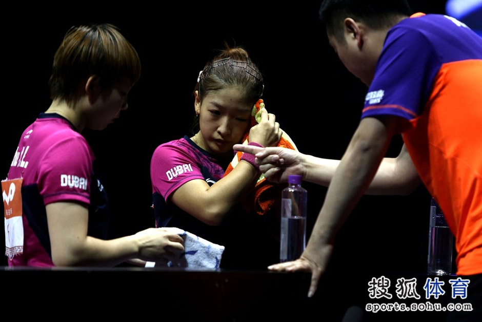 高清:刘诗雯朱雨玲击掌庆祝 孔令辉场边授机宜