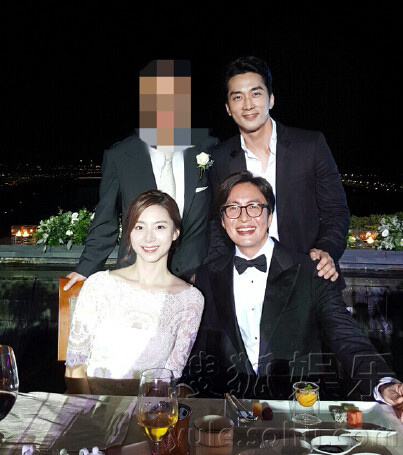 裴勇俊朴秀珍亲吻婚纱照曝光 两人爱得甜蜜