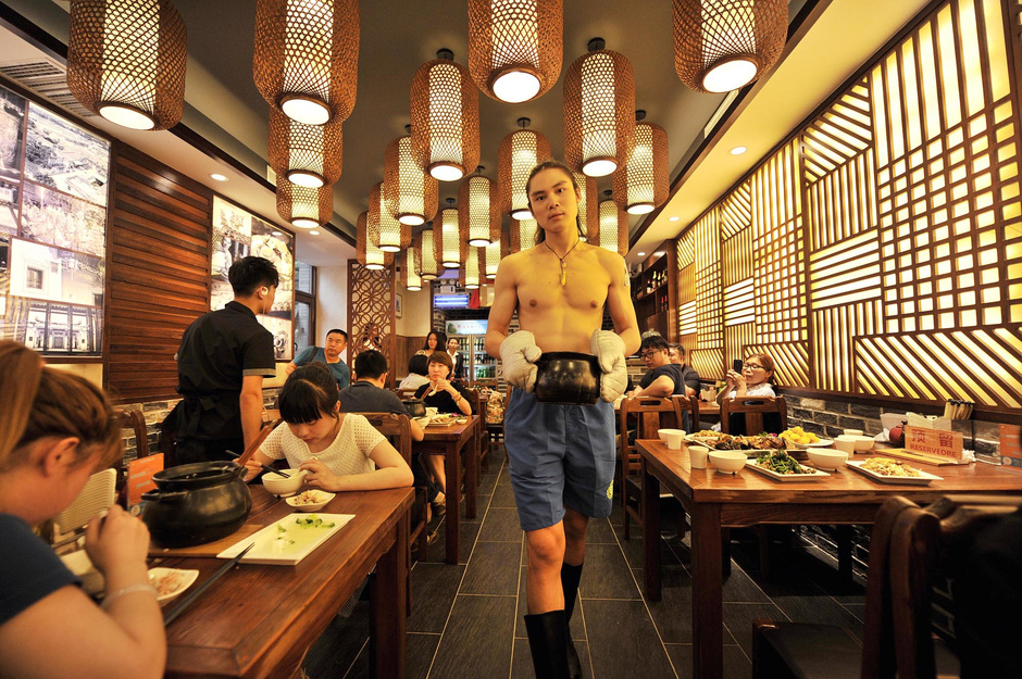 比基尼美女化身服务生为顾客端菜 画面火爆78