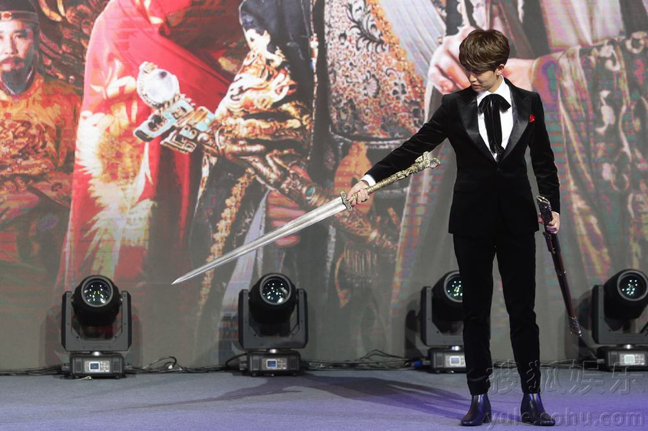 《大唐荣耀》发布会 景甜任嘉伦现场演示吻戏