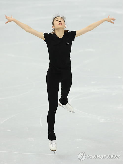 高清图:金妍儿备战神情专注 一袭黑衣翩翩起舞