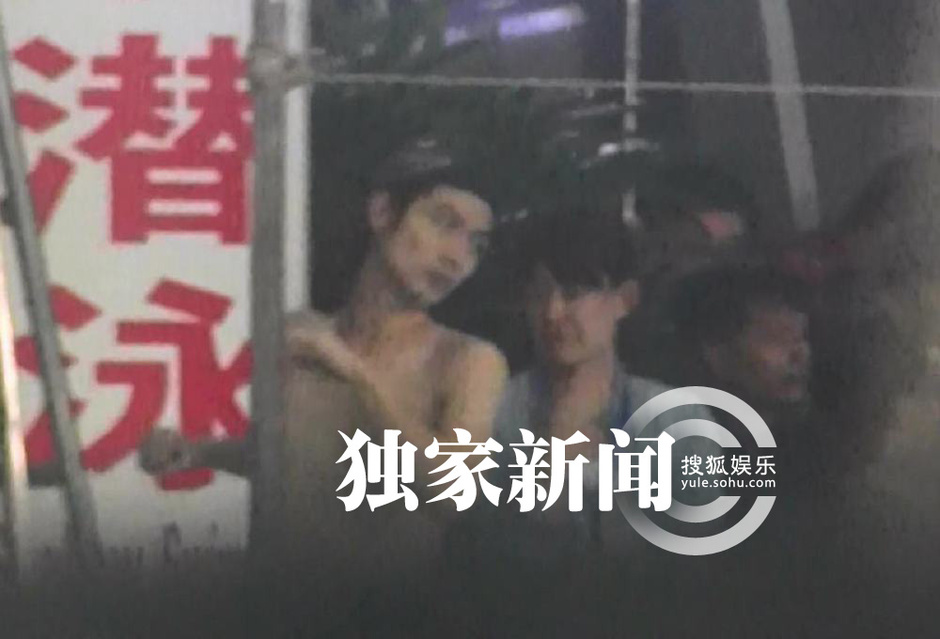 搜狐娱乐讯(风行工作室/图文)近日,《深夜前五分钟》剧组主创进驻上海市郊的车墩影视基地。当天的拍摄在体育中心内的游泳馆内进行,剧组早已在这里铺线布光,准备就绪。晚上八点左右拍摄开始,一位身材清瘦,披着浴巾的帅小伙子出现在镜头前,风行摄影师随即认出他就是目前在日本非常走红的男星三浦春马。2007年三浦春马因为主演《恋空》一片爆红,之后星途顺畅。三浦春马身材削瘦但肌肉结实,他撤下浴巾,走下泳池,先拍摄起游泳的镜头来。风行摄影师注意到有一位留着长发、戴眼镜的中年男士稳坐在监视器后现场指挥,他便是该片的导演行定勋