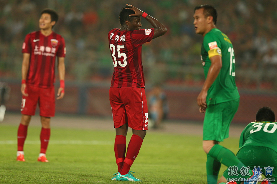 高清图:国安0-0战平上港 杨智神勇扑点激情怒吼