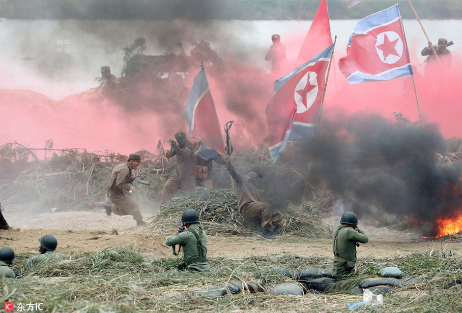 韩国民众重演朝鲜战争 硝烟中厮杀搏斗 