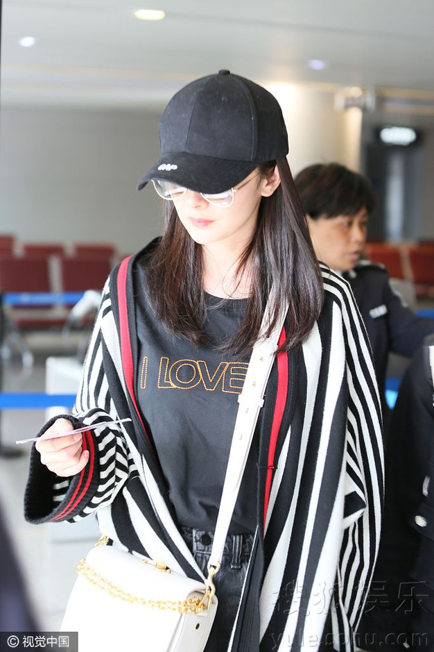 带货女王出动!杨幂穿条纹开衫秀美腿成日常(图)