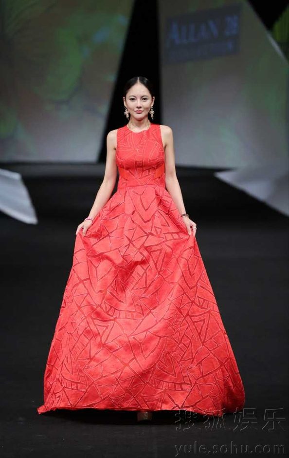 樊蕊为好友设计师走秀 完美演绎优雅华丽