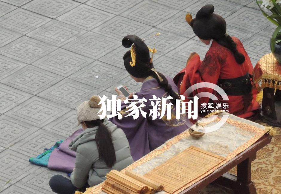 独家:李晟片场“母仪天下” 休息之余摆弄手机