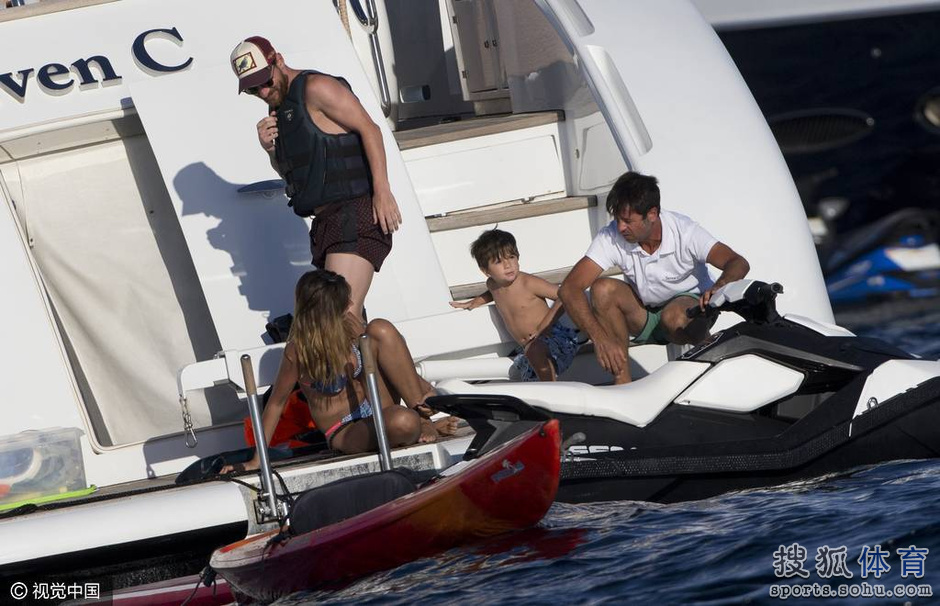 高清图:梅西一家游艇度假 女友粉色比基尼抢眼
