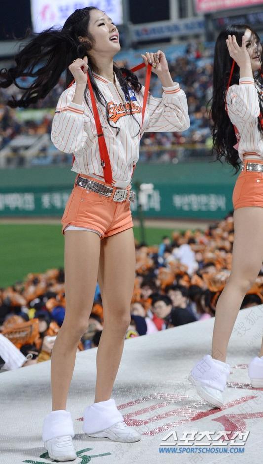 韩国职棒拉拉队长腿美女超短裤5025470-搜狐时尚