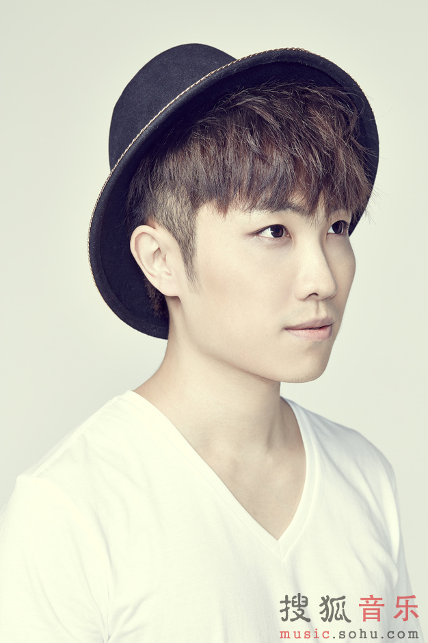 徐良曝专辑单人写真 白T礼帽展清新暖男7395