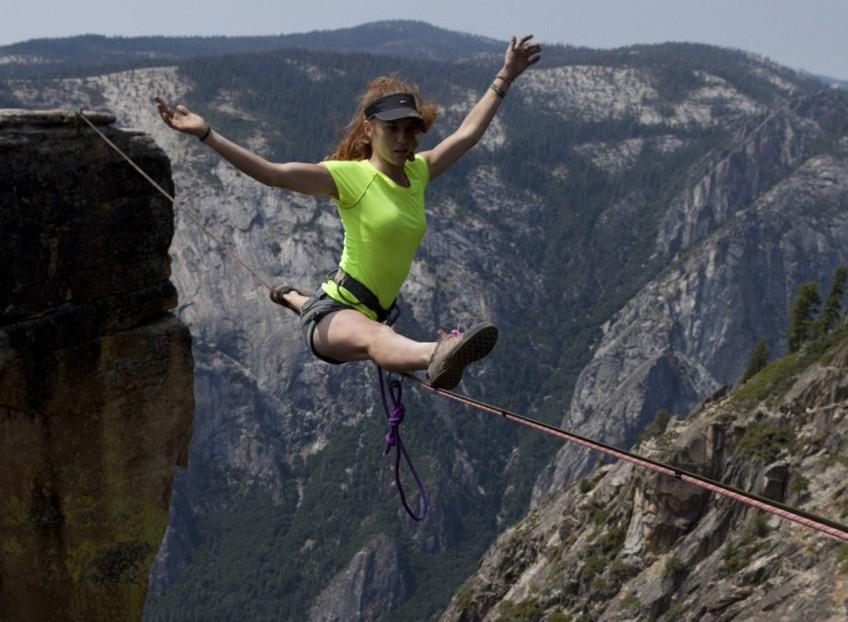 高清:<em>美女</em>子千米悬崖走钢丝 深蹲劈叉一脸轻松