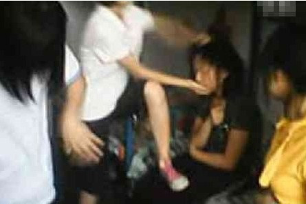 中学女生被围殴扒衣全球校园暴力事件大盘点