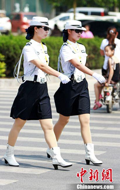 河南女交警换<em>夏装</em> <em>短裙白</em>靴似空姐5126770-女