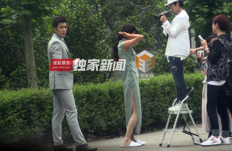 独家:拍戏之余逗狗玩 韩东君搂孙怡香肩关系好