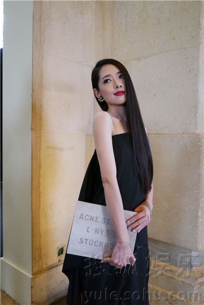 郭碧婷惊艳巴黎时装周 高雅从容绽放浪漫巴黎