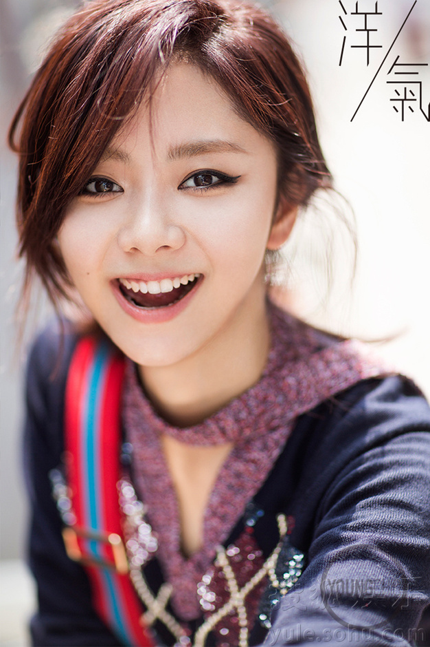 谭松韵曝最新街拍 复古运动LOOK洋气十足-娱