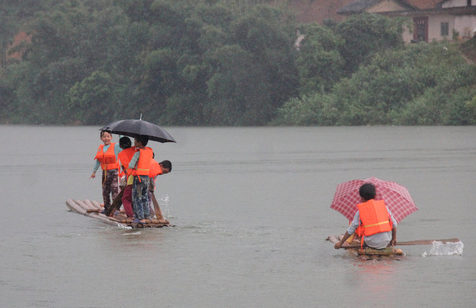 出没风波里:小学生撑竹筏上学5479670-新闻图