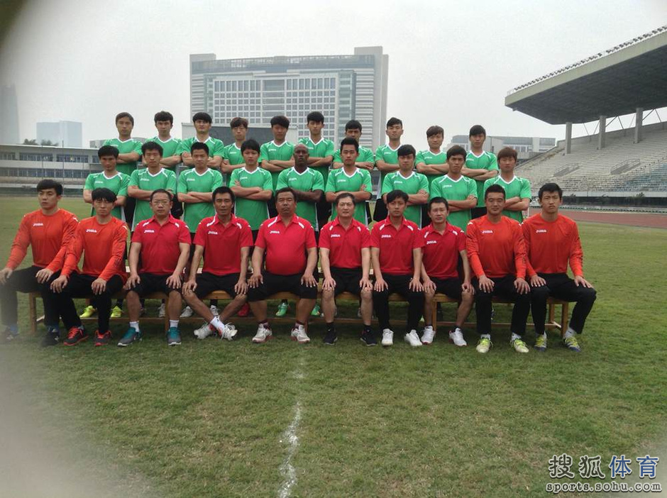 高清:新疆天山雪豹定妆照 维森特微笑巴利冷酷