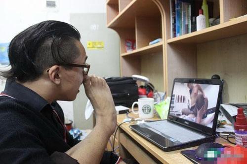 男人的网站手机能看的2015_男子约会全程玩手机女友你跟手机过吧手机