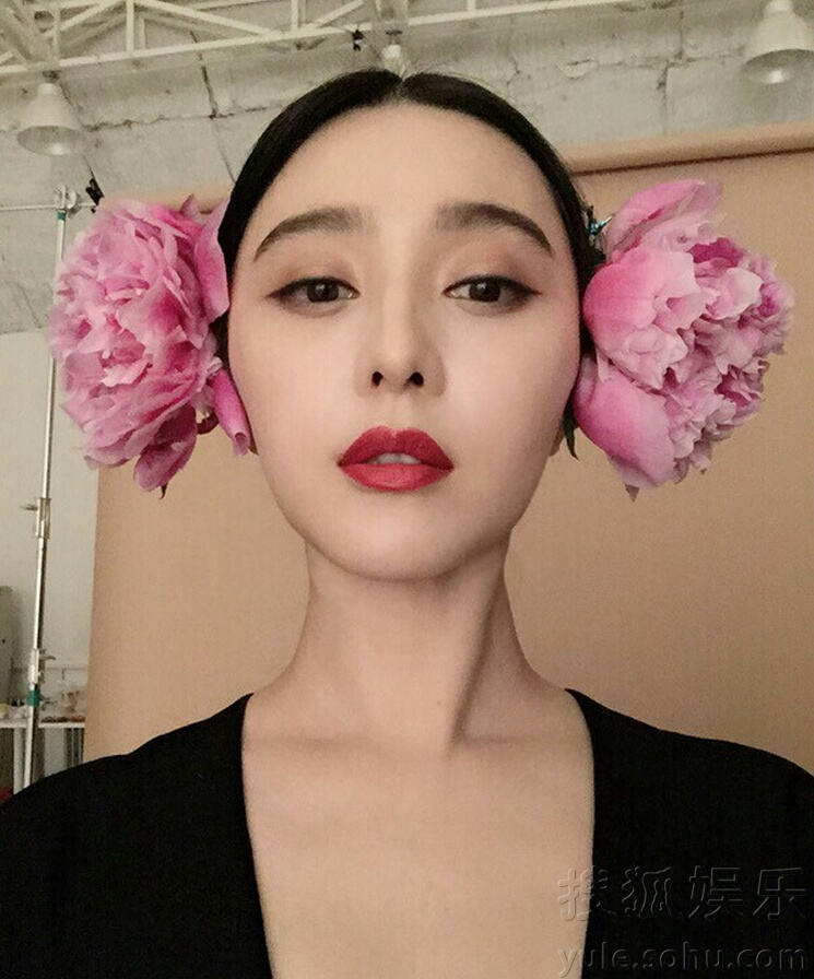 范冰冰深夜晒照自嘲数学不好 妆容精致红唇抢