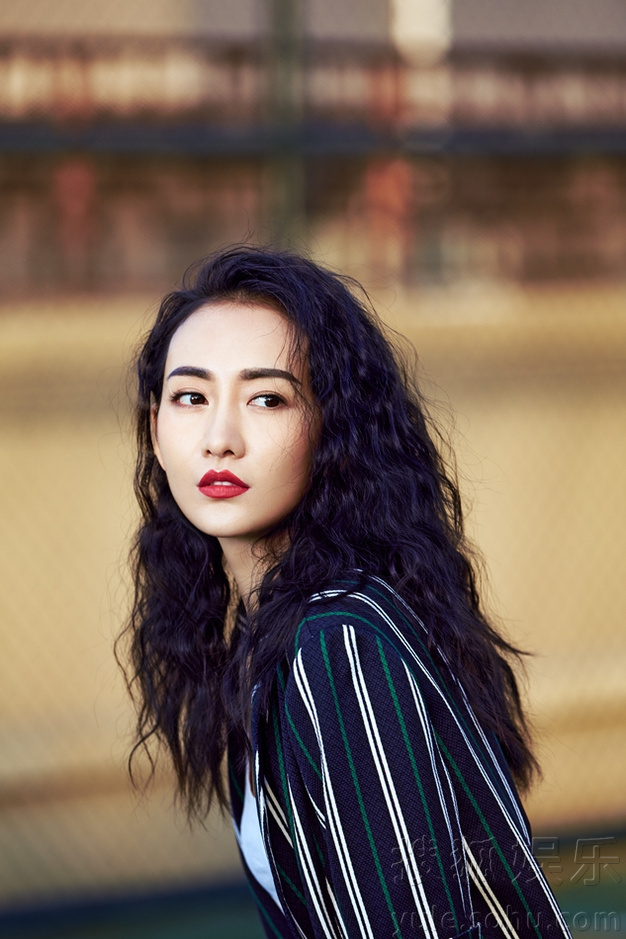 王鸥封面大片曝光 穿条纹<em>西装</em>男友力MAX-广西