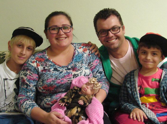 巴西母亲怀孕26周产下一斤多袖珍女婴