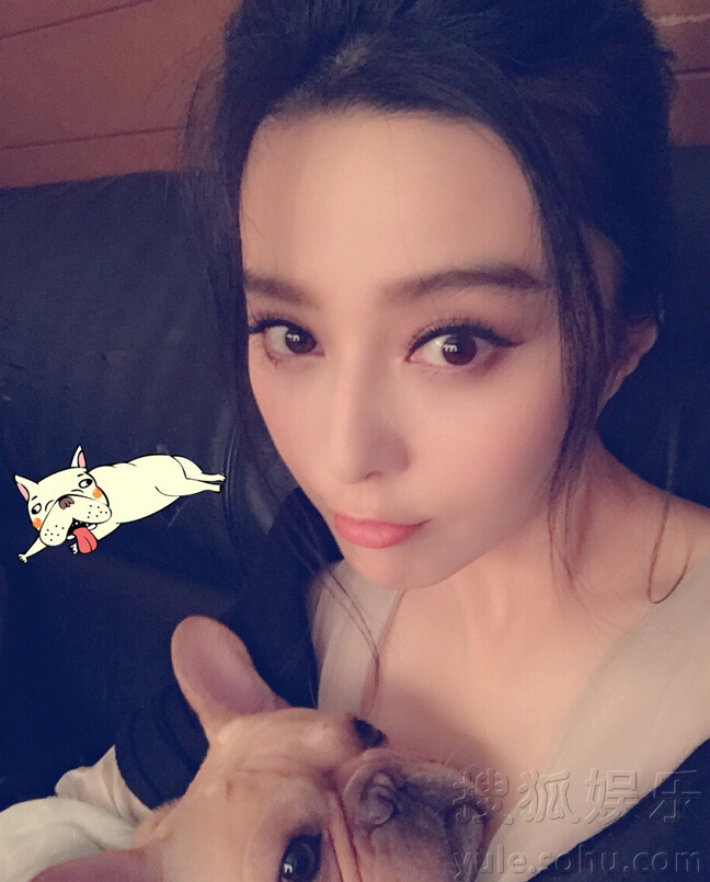 范冰冰深夜晒照自嘲数学不好 妆容精致红唇抢