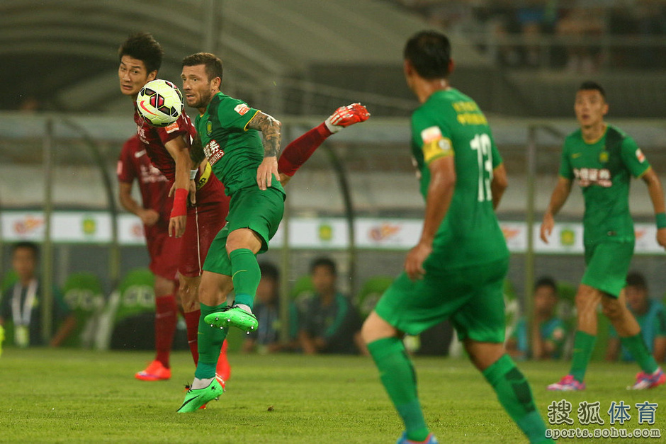 高清图:国安0-0战平上港 杨智神勇扑点激情怒吼