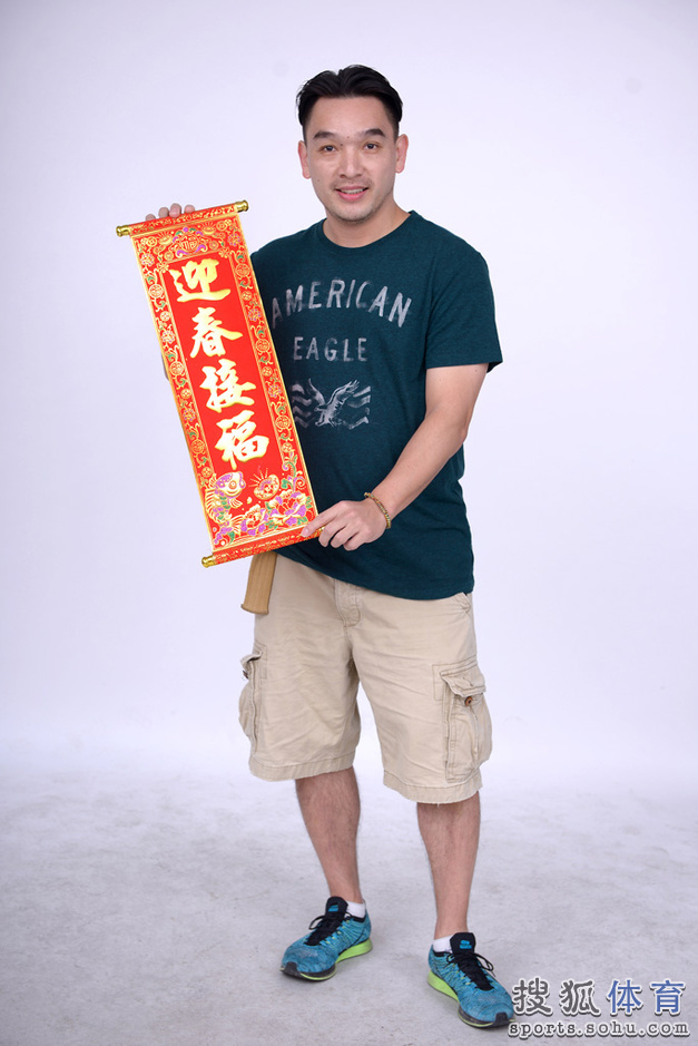 组图:广东女篮拍摄拜年写真 杨力维着裙装亮相