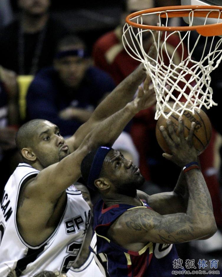 07总决赛经典瞬间:邓肯掀翻詹皇 帕克伊娃香吻