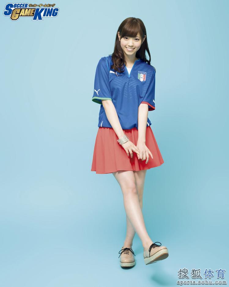 日本偶像女星西野七濑身披意大利,西班牙,巴西,日本等多家球衣清纯