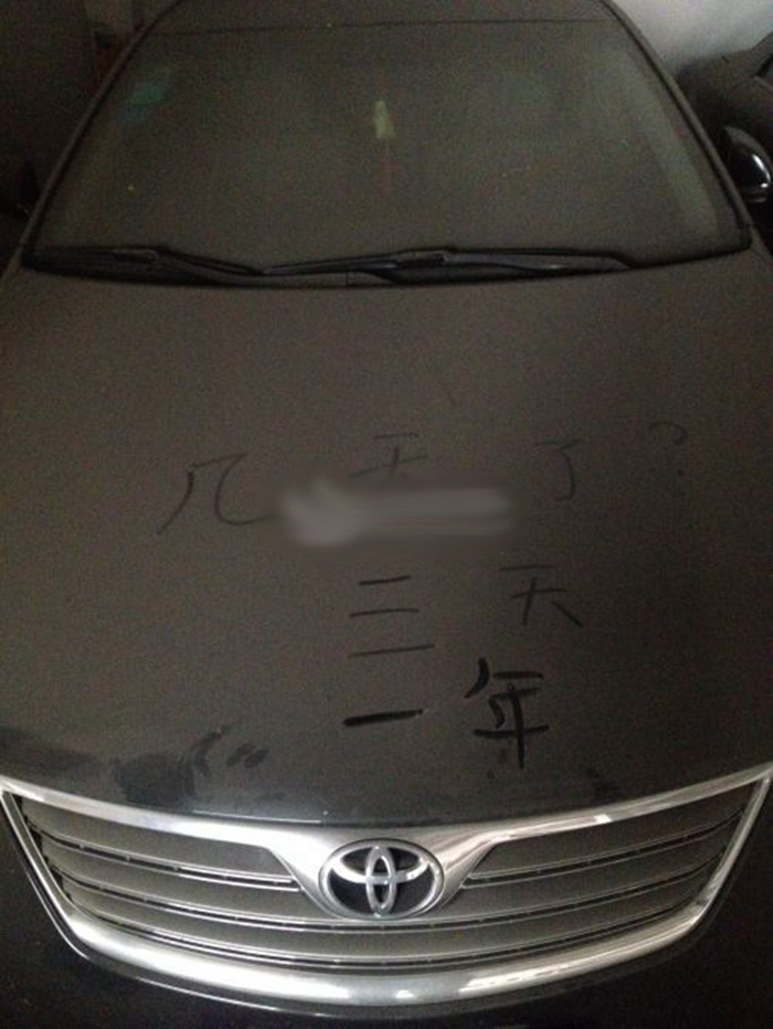 过年 停车场豪车被弃  停在那落灰拼任性74513