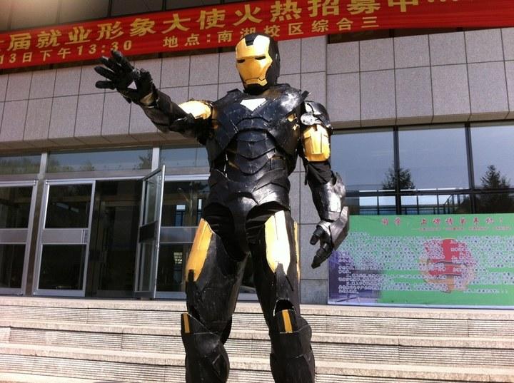 长春工大男生制作钢铁侠铠甲 走在校园很拉风