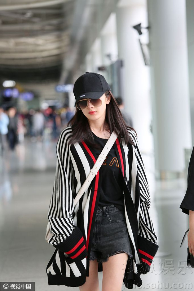 带货女王出动!杨幂穿条纹开衫秀美腿成日常(图)