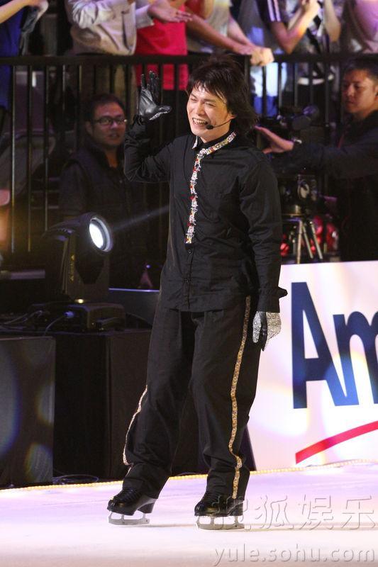 伍佰领军冰上大跳花朵舞 <em>曲婉婷</em>献出滑冰<em>处女</em>