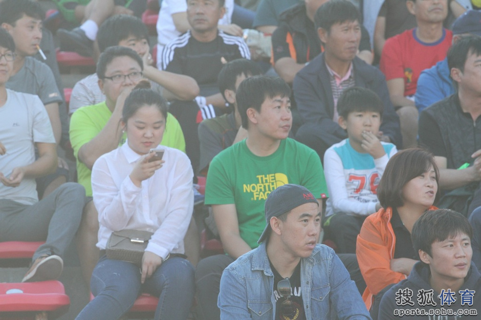 高清:高仲勋新官上任难求胜 延边球迷标语力挺