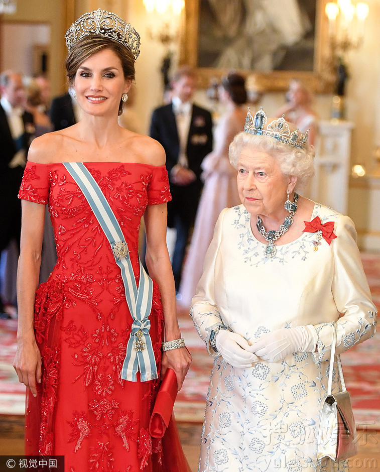 西班牙王后戴王冠秀香肩 与英女王上演身高差