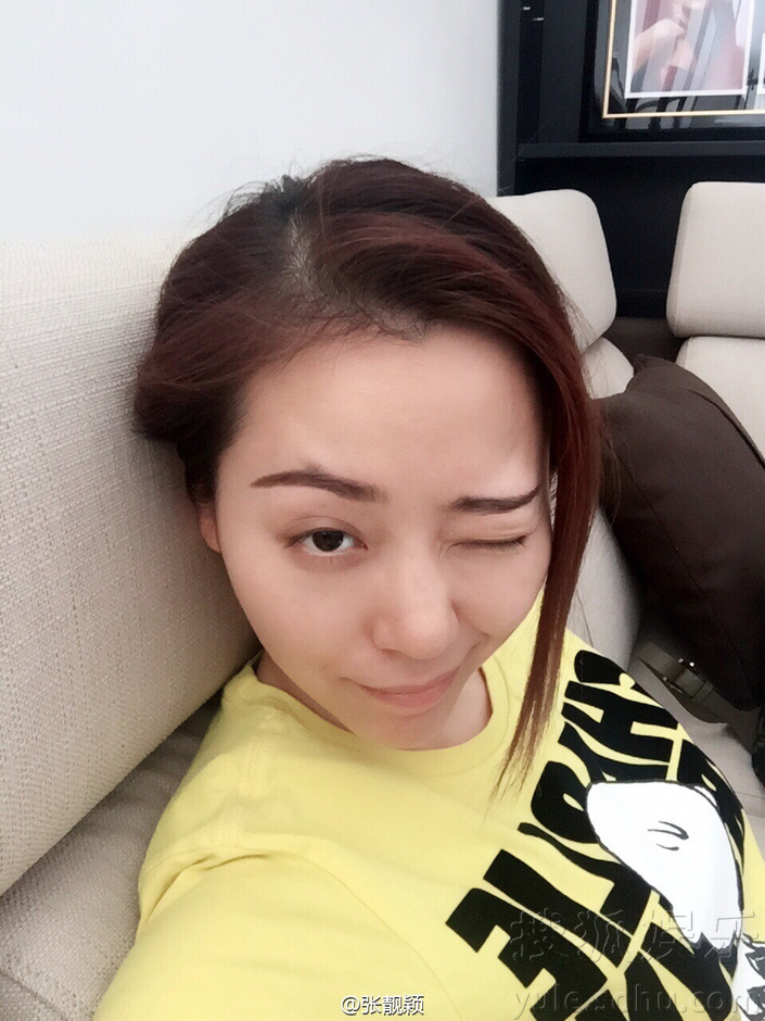 睫毛弯弯眼睛眨眨!张靓颖晒自拍 表情搞怪逗趣