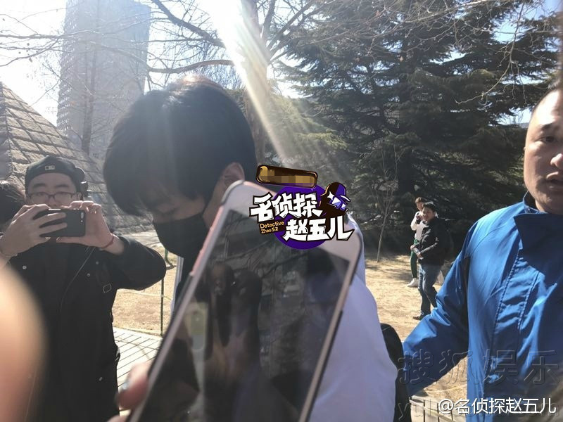 王俊凯现身北影参加艺考三试 众多粉丝到场支