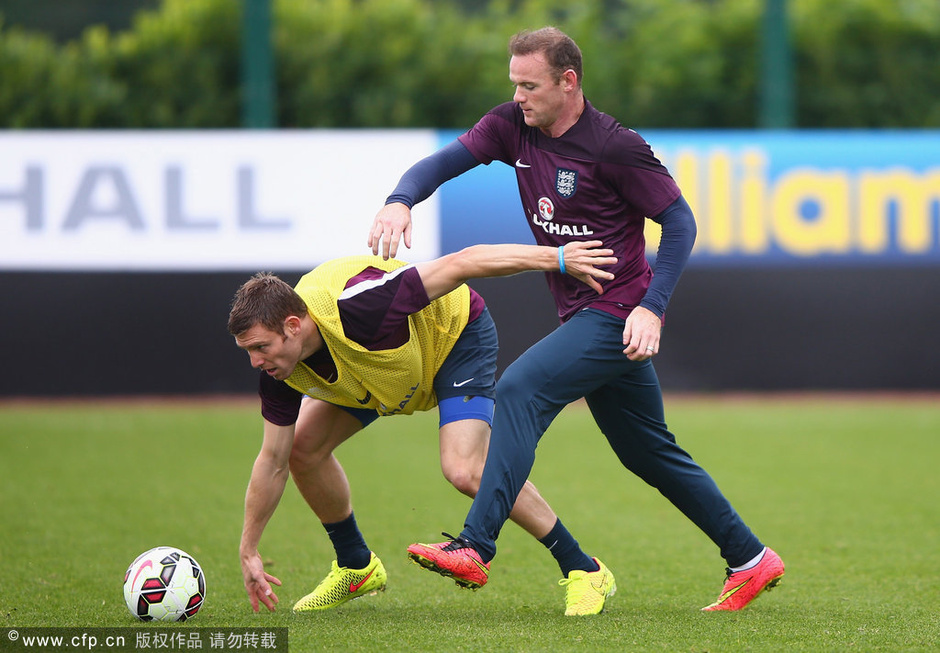 高清图:鲁尼成英格兰带头大哥 米尔纳脱衣有料